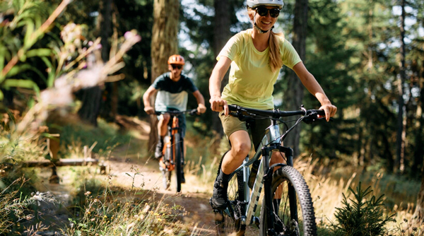 Corsa in bici al tramonto, ciclismo