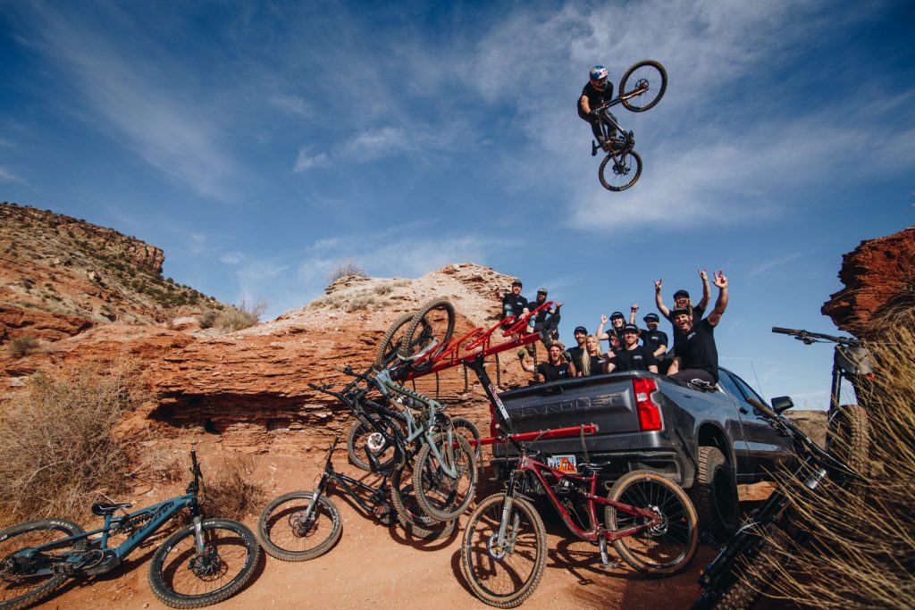 Salto epico in mountain biking tra le montagne