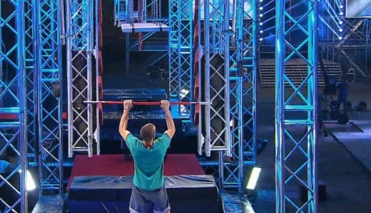 Salto spettacolare di un ninja warrior