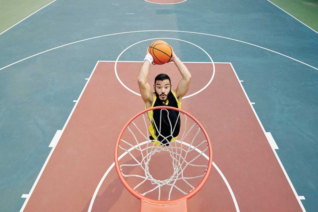 Momento di schiacciata basket intenso