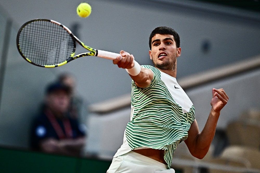 Rovescio potente di un tennista mancino
